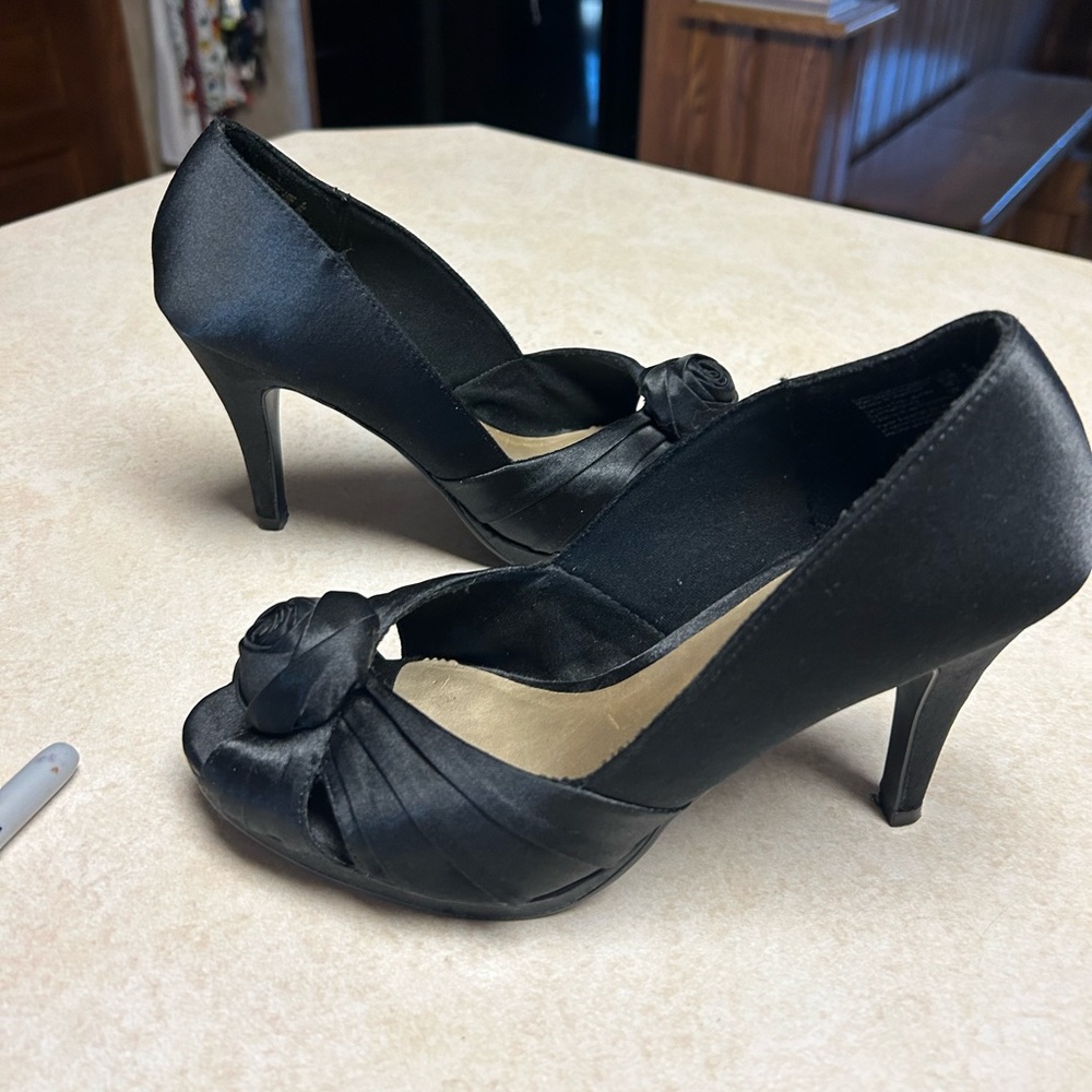 Women’s dress shoes. Black with heels. Size 8